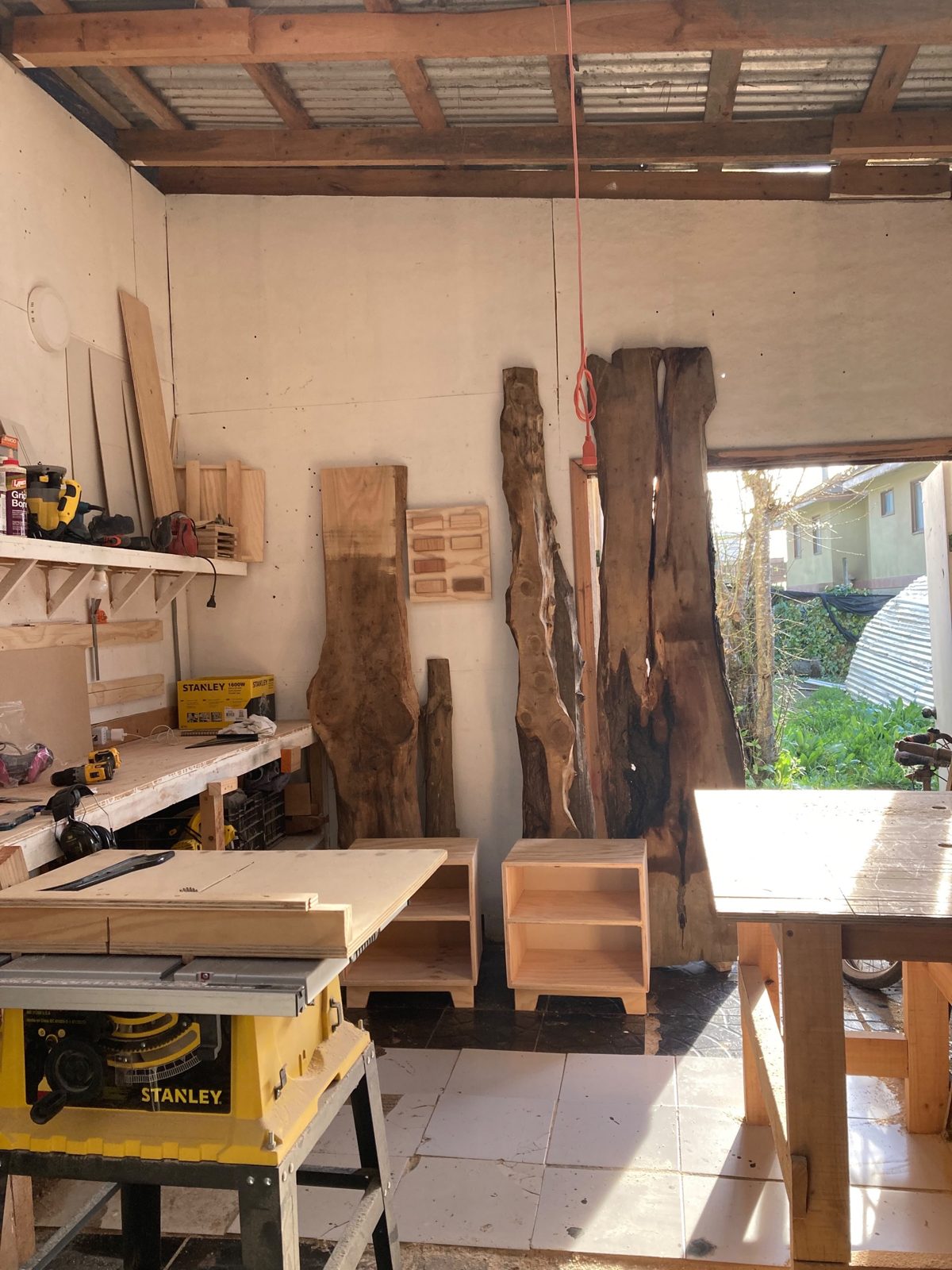 Andrés trabajando la madera en el taller